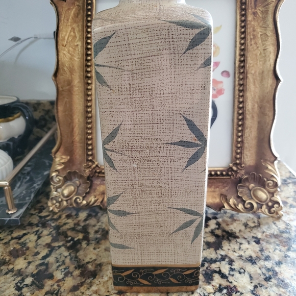 Elegant ceramic vase with bamboo leaves design - Picture 4 of 7